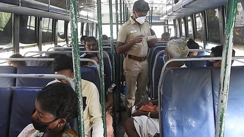 கொடைக்கானல் வெள்ளிநீர்வீழ்ச்சி அருகே பேருந்தில் பயணிக்கும் பயணிகளிடம் இ பாஸ் சோதனை நடத்தும் போலீஸ்காரர்.