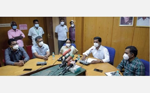 வேலூர் அடுக்கம்பாறையில் உள்ள அரசு மருத்துவக் கல்லூரி மருத்துவமனையில் செய்தியாளர்களை சந்தித்த மாவட்ட வருவாய் அலுவலர் பார்த்தீபன். படம்: வி.எம்.மணிநாதன்.