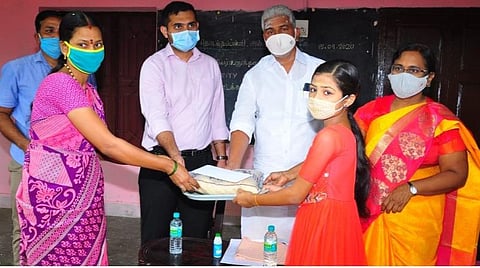 காரைக்கால் மாவட்டம் அம்பகரத்தூர் அரசு தொடக்கப்பள்ளியில் நடைபெற்ற நிகழ்ச்சியில் மாணவி ஒருவருக்கு மதிய உணவுக்குரிய அரிசி, ரொக்கம் ஆகியவற்றை வழங்கிய புதுச்சேரி கல்வியமைச்சர் ஆர்.கமலக்கண்ணன்.