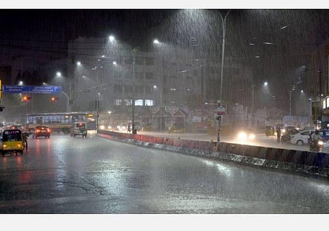 வங்கக்கடலில் நீடிக்கும் காற்றழுத்தத் தாழ்வுப் பகுதி; தமிழகத்தில் 6 மாவட்டங்களில் கனமழை வாய்ப்பு: வானிலை ஆய்வு மையம்