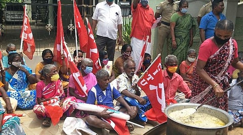 சுந்தர் நகரில் உள்ள தோல் தொழிற்சாலை உரிமையாளர் வீட்டை முற்றுகையிட்டு, கஞ்சித் தொட்டி திறந்து போராட்டத்தில் ஈடுபட்ட தொழிலாளர்கள் உள்ளிட்டோர். | படம்: ஜெ.ஞானசேகர்.