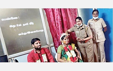 பர்கூர் மகளிர் காவல் நிலையத்தில் பெண் காவலருக்கு வளைகாப்பு