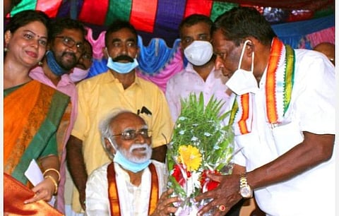 கி.ராஜநாராயணனை வாழ்த்தும் புதுச்சேரி முதல்வர் நாராயணசாமி.