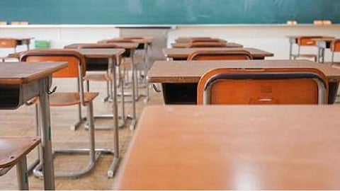 ஆங்கில வழிக் கல்வி தொடங்க நிபந்தனையால் அரசு உதவி பெறும் பள்ளிகளில் மாணவர் சேர்க்கை சரிவு