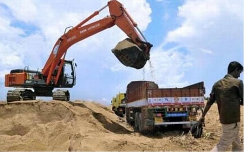 நெல்லையில் மணல் கடத்தலுக்கு உதவிய காவலர் பணியிடை நீக்கம்