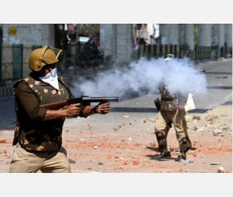 வடகிழக்கு டெல்லி கலவரத்தின் போது கண்ணீர்ப்புகை வீச்சு. | கோப்புப் படம்.