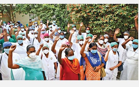 கோரிக்கைகளை வலியுறுத்தி, சேலம் அரசு மருத்துவமனையில் உள்ளிருப்புப் போராட்டத்தில் ஈடுபட்ட கரோனா சிகிச்சை பிரிவில் பணிபுரியும் செவிலியர்கள். படம்: எஸ்.குரு பிரசாத்