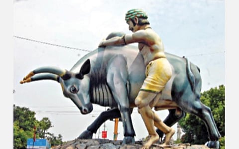 ஈரோடு நகரின் அடையாளமாகக் கருதப்படும் காளை மாடு சிலை