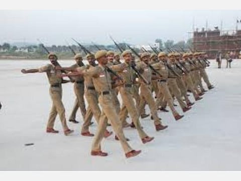 தமிழக காவல்துறையில் 10,906 காவலர் பணியிடங்களுக்கான ஆட்கள் தேர்வு: எப்படி விண்ணப்பிக்கலாம், தகுதி என்ன?- முழு விவரம்