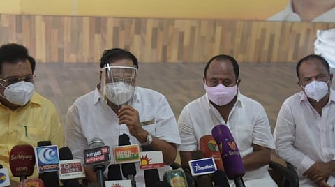 வேலூர் மத்திய மாவட்ட திமுக அலுவலகத்தில் நடைபெற்ற செய்தியாளர்கள் சந்திப்பில் பேசிய துரைமுருகன்.