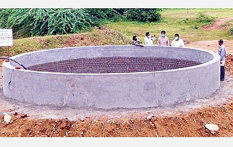 மத்திய அரசின் 'ஜல் ஜீவன்’ இயக்க திட்டத்தில், திருக்கழுக்குன்றம் ஒன்றியம் அழகு சமுத்திரம் கிராமத்தில் கட்டப்பட்டுள்ள திறந்தவெளிக் கிணறு.