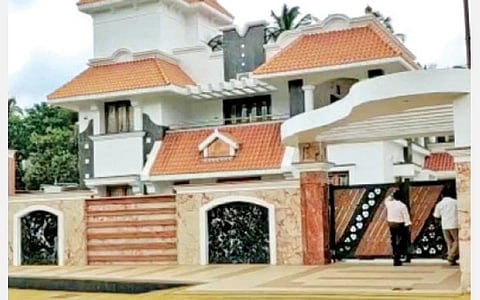 கோவை சோமயனூரில் ஜி.எஸ்.டி. அதிகாரிகள் சோதனை நடத்திய செங்கல் சூளை உரிமையாளரின் வீடு.