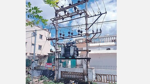 கோவை ரத்தினபுரியில் பொதுமக்கள், தொழில்முனைவோர் அவதி: மின்மாற்றி கோளாறால் அடிக்கடி மின்வெட்டு