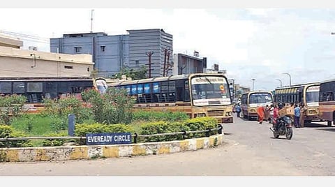 தற்காலிக பேருந்து நிலையங்களில் அடிப்படை வசதிகளின்றி தவிக்கும் பயணிகள்