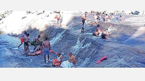 சதுரகிரி மலையில் ஓடும் காட்டாறுகளில் குளித்து மகிழும் பக்தர்கள்.