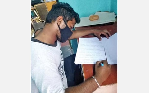 கல்லூரி இறுதியாண்டு பருவத்துக்கு ஆன்லைனில் தேர்வு: விடைத்தாள் அனுப்ப சிரமப்பட்ட மாணவர்கள்