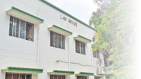 உயர் நீதிமன்ற மதுரை கிளையில் இடவசதியின்றி தவிக்கும் அரசு வழக்கறிஞர்கள்