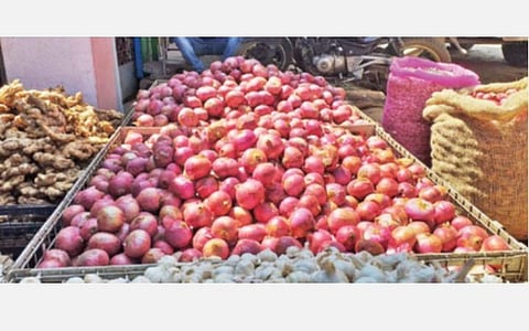 ஓசூர் காய்கறி சந்தையில் விற்பனைக்கு குவித்து வைக்கப்பட்டுள்ள வெங்காயம்.