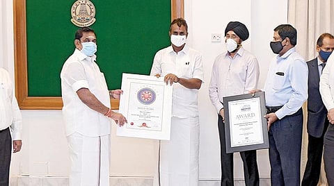 சென்னை பெருநகர் குடிநீர் வழங்கல் மற்றும் கழிவு நீரகற்று வாரியத்துக்கு, `டயல் ஃபார் வாட்டர் 2.ஓ' என்ற திட்டத்துக்காக வழங்கப்பட்ட `ஸ்கோச் தங்க விருது', கல்குவாரிகளை சேமிப்பு நீர்த்தேக்கங்களாக மாற்றிய திட்டத்துக்காக வழங்கப்பட்ட `தேசிய நீர் புதுமை விருது' ஆகிய விருதுகளை சென்னை தலைமைச் செயலகத்தில் நேற்று முதல்வர் பழனிசாமியிடம் நகராட்சி நிர்வாகம், ஊரக வளர்ச்சி துறை அமைச்சர் எஸ்.பி.வேலுமணி காண்பித்து வாழ்த்து பெற்றார். தலைமைச் செயலாளர் க.சண்முகம், துறை செயலாளர் ஹர்மந்தர் சிங் மற்றும் அரசு உயர் அதிகாரிகள் உடனிருந்தனர்.