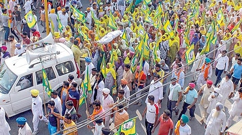 மத்திய அரசின் வேளாண் துறை தொடர்பான மசோதாக்களுக்கு எதிர்ப்பு தெரிவித்து, பல்வேறு விவசாயிகள் சங்கங்களைச் சேர்ந்தவர்கள் பஞ்சாபின் பாட்டியாலா நகரில் நேற்று போராட்டத்தில் ஈடுபட்டனர்.படம்: பிடிஐ