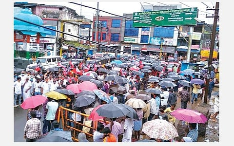 மாற்றுக் கட்சியில் இருந்து வந்தவர்களுக்கு பொறுப்பு: கூடலூரில் அதிமுகவினர் கண்டன ஆர்ப்பாட்டம்