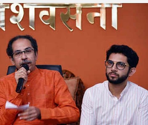 மகாராஷ்டிர முதல்வர் உத்தவ் தாக்கரே, அவரின் மகன் ஆதித்யா தாக்கரே: கோப்புப் படம்.