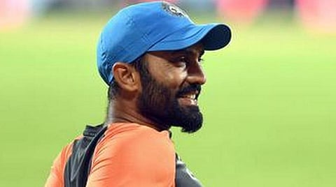 தினேஷ் கார்த்திக் தோல்வி அடைந்தால் மோர்கனைக் கேப்டனாக்க வேண்டும்: சுனில் கவாஸ்கர் கருத்து