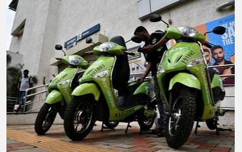 பயணிகளின் தேவை அடிப்படையில் மெட்ரோ ரயில் நிலையங்களில் மின்சார இருசக்கர வாகன வசதி விரிவாக்கம்: கி.மீட்டருக்கு ரூ.3 வாடகை என அதிகாரிகள் தகவல்