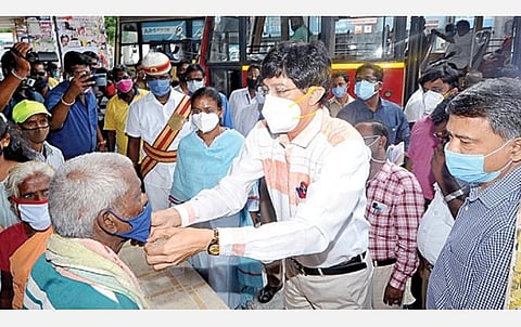 திருவள்ளூர் பேருந்து நிலையத்தில் நேற்று கரோனா தடுப்பு பணிகள் குறித்து ஆய்வு மேற்கொண்ட தமிழக சுகாதாரத் துறை செயலர் ராதாகிருஷ்ணன், பொது மக்களிடம் கரோனா பாதிப்பில் இருந்து தற்காத்துக் கொள்ள முகக்கவசம் அணிவதன் அவசியம் குறித்து, விழிப்புணர்வு ஏற்படுத்தினார்.
