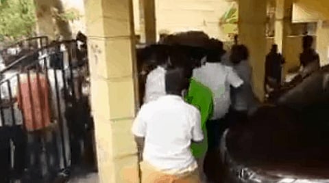 சுவர் விளம்பரம் எழுதுவதில் திமுக, பாஜக மோதல்: 2 பெண்கள் உள்ளிட்ட 3 பேர் காயம்