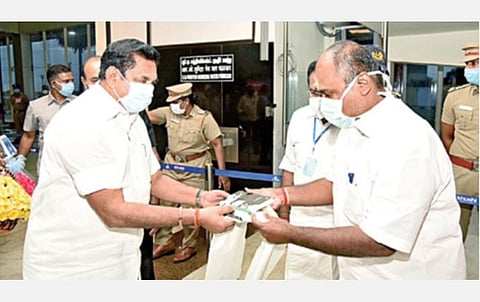 மதுரை விமான நிலையத்தில் முதல்வர் பழனிசாமியை வரவேற்று அவருக்கு எம்.ஜி.ஆரின் வாழ்க்கை வரலாறு புத்தகத்தைப் பரிசாக வழங்கிய அமைச்சர் ஆர்.பி.உதயகுமார்.