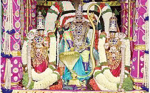 திருப்பதி பிரம்மோற்சவத்தின் மூன்றாம் நாளான நேற்று இரவு ஸ்ரீதேவி பூதேவி சமேத மலையப்பசுவாமி முத்துப்பல்லக்கில் எழுந்தருளினார்.