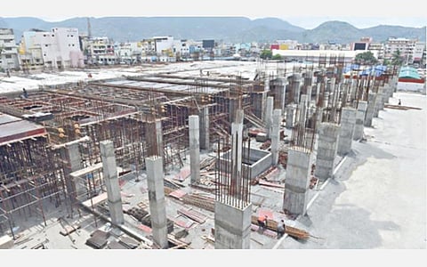 சீர்மிகு நகர திட்டத்தின் கீழ் சேலம் பழைய பேருந்து நிலையம் ஈரடுக்கு பேருந்து நிலையமாக மாற்றும் பணிகள் விறுவிறுப்பாக நடைபெற்று வருகிறது. இதில், முதல் தளத்தில் பணிகள் நடைபெற்று வருகிறது.படம்: எஸ்.குரு பிரசாத்