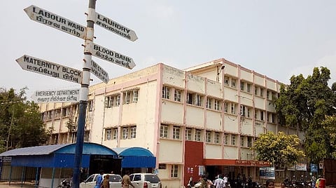 மின் ஒயர் துண்டிப்பு: திருப்பூர் அரசு மருத்துவமனையில் கரோனா நோயாளிகள் இருவர் உயிரிழப்பு; ஆக்ஸிஜன் பற்றாக்குறையால் உயிரிழந்ததாக உறவினர்கள் குற்றச்சாட்டு