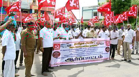 ஆர்ப்பாட்டத்தில் ஈடுபட்ட சிஐடியு சாலைப் போக்குவரத்து தொழிலாளர் சங்கத்தினர்.