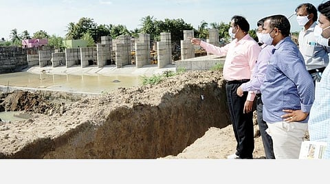 தாம்பரம் அருகே வரதராஜபுரத்தில் அடையாறு ஆற்றில் தடுப்பணை கட்டும் பணியை ஆட்சியர் பொன்னையா ஆய்வு செய்தார்.