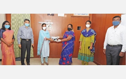 திருவள்ளூர் மாவட்ட நியாய விலைக்கடை விற்பனையாளர்களுக்கு பயோ மெட்ரிக் விற்பனை கருவிகளை மாவட்ட ஆட்சியர் மகேஸ்வரி நேற்று வழங்கினார்.