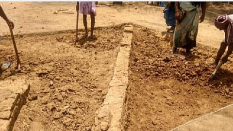 அகழாய்வு நடைபெறும் கிராமங்களில் மணல் அள்ளத் தடை கோரி வழக்கு: சிவகங்கை ஆட்சியருக்கு உயர் நீதிமன்றம் நோட்டீஸ்