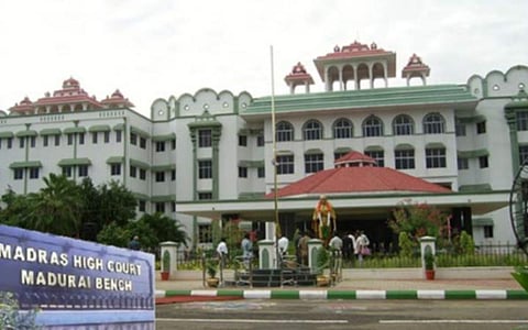 மதுரை செல்லூரில் அழகுமுத்துகோன் சிலைக்கு அனுமதி மறுத்த இடத்தில் கபடி வீரர் சிலைக்கு உயர் நீதிமன்றம் அனுமதி