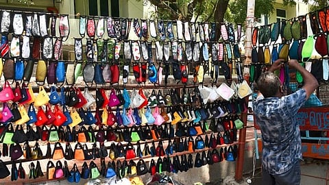 தூத்துக்குடி- பாளையங்கோட்டை சாலையோரத்தில் பல வகையான முகக்கவசங்களை விற்பனைக்காக வைத்துள்ள வியாபாரி ஒருவர் வாடிக்கையாளரை எதிர்பார்த்து காத்திருக்கிறார். படம்: என்.ராஜேஷ்