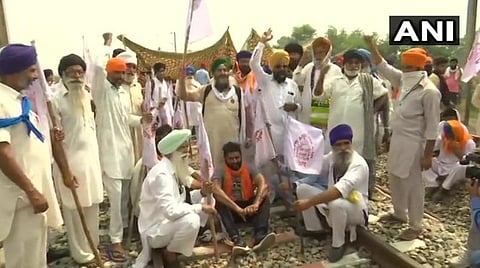 பஞ்சாப் லூதியானாவில் ரயில் மறியல் போராட்டத்தில் ஈடுபட்டுள்ள விவசாயிகள் : படம் | ஏஎன்ஐ
