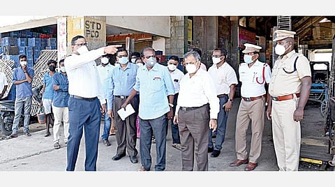 சென்னை கோயம்பேடு சந்தை 28-ம் தேதி முதல் திறக்கப்பட உள்ளது. இதையொட்டி, சென்னை கோயம்பேடு சந்தையில் சிஎம்டிஏ உறுப்பினர் செயலாளர் கார்த்திகேயன் மற்றும் அதிகாரிகள் நேற்று ஆய்வு மேற்கொண்டனர். படம்: ம.பிரபு