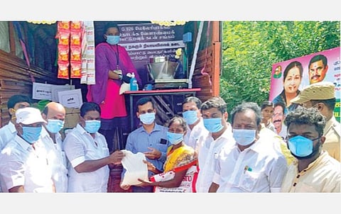 ‘அம்மா’ நகரும் நியாயவிலைக் கடைகளின் சேவை சென்னையை அடுத்த மணிமங்கலம் கிராமத்தில் நேற்று முதல் செயல்படுத்தப்பட்டது. படம்: எம்.முத்துகணேஷ்