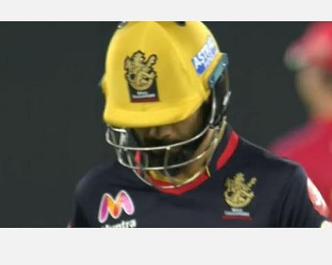 கேட்சைக் கொடுத்து ஆட்டமிழந்து செல்லும் விராட் கோலி.