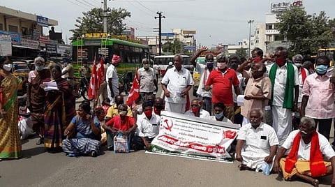 புதிய வேளாண் மசோதாவை திரும்பப் பெற வலியுறுத்தி கோவில்பட்டியில் மறியல்: 208 விவசாயிகள் கைது