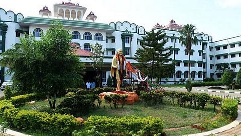 மாநகராட்சி, நகராட்சிகளில் பணிபுரியும் இந்திய மருத்துவ முறை மருத்துவர்களுக்கு பதவி உயர்வு: 3 மாதத்தில் முடிவெடுக்க உயர் நீதிமன்றம் உத்தரவு