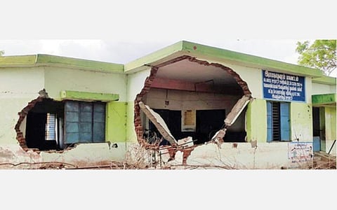 100% தேர்ச்சி பெற்றும் அதிகாரிகள் பாராமுகம்: பழுதான பள்ளிக் கட்டிடங்களை அகற்றி புதிய கட்டிடம் கட்ட வலியுறுத்தல்