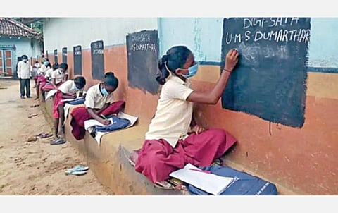 ஜார்கண்டில் உள்ள துமார்த்தார் கிராமத்தில் தங்கள் வீடுகளின் முன்பு அமர்ந்து பயிலும் மாணவர்கள்.