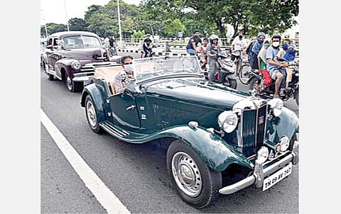 சென்னை காமராஜர் சாலையில் கலங்கரை விளக்கம் பகுதியில் இருந்து பழைய மகாபலிபுரம் வரை நடைபெற்ற பாரம்பரிய கார்களின் அணிவகுப்பு.படங்கள்: ஆர்.ரகு