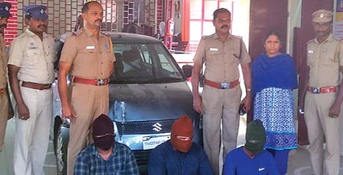 திருப்பூர் மாவட்டம் அவிநாசி அருகே ஆள்கடத்தல் கும்பலை விரட்டிப் பிடித்த காவல் துறையினர்: பல்வேறு குற்ற வழக்குகளில் தொடர்பு இருப்பது அம்பலம்